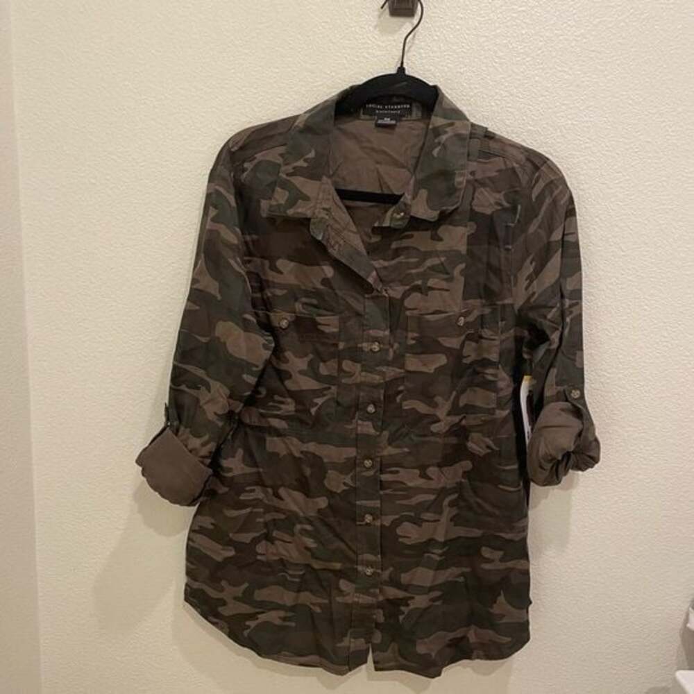 NWT Social Standard By Sanctuary Womens Army Camo Top Tencel Size M​​​​​​​